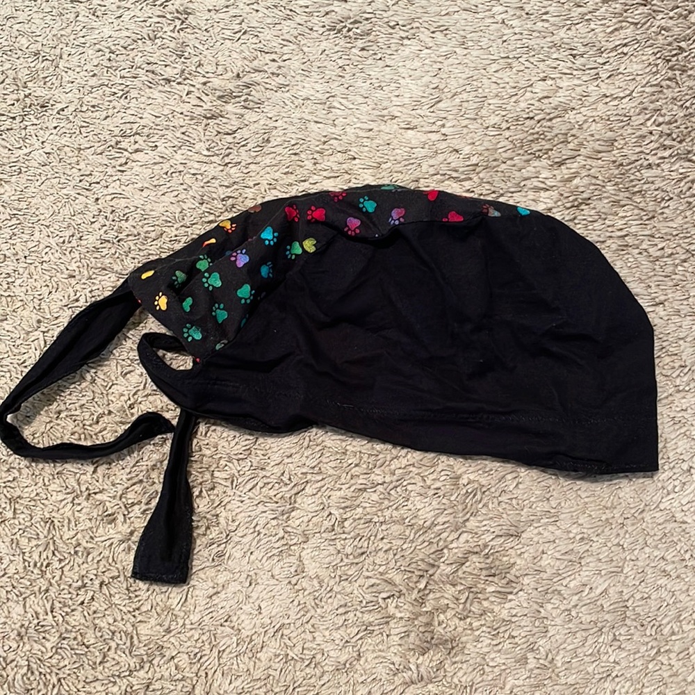 Black scrub cap with multicolor paw print